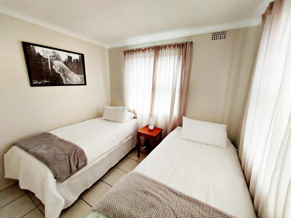 Broadway Self Catering Apartments ダーバンヴィル エクステリア 写真