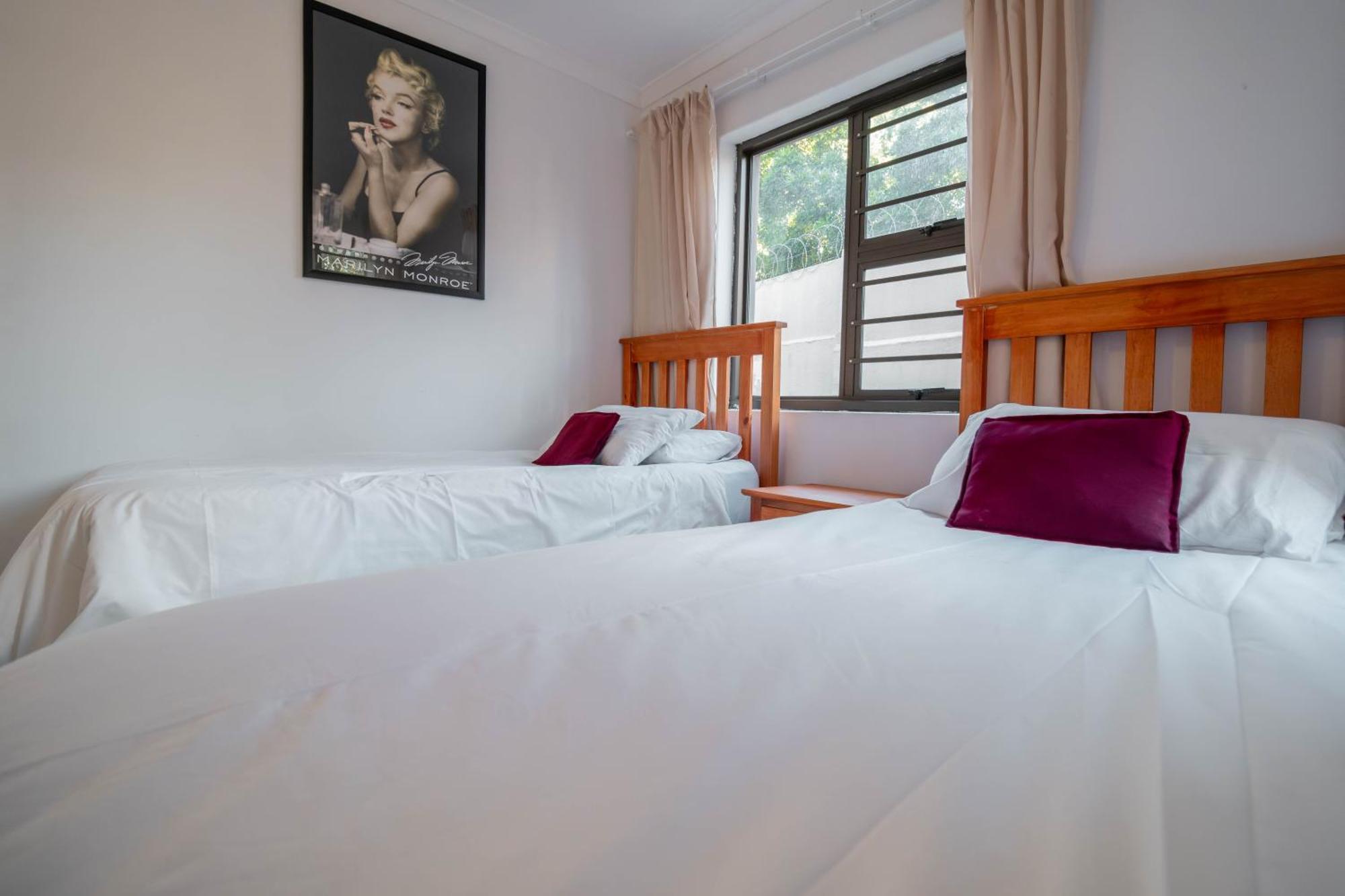 Broadway Self Catering Apartments ダーバンヴィル エクステリア 写真