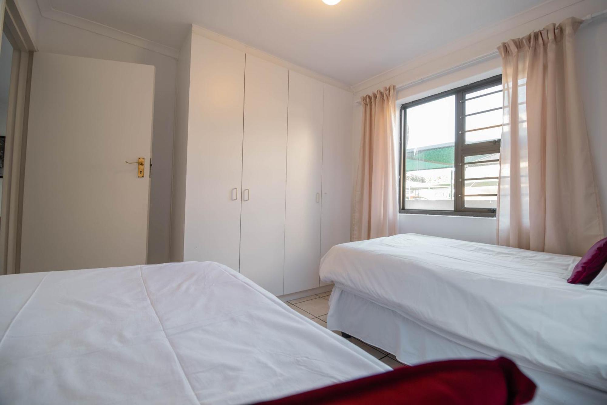 Broadway Self Catering Apartments ダーバンヴィル エクステリア 写真